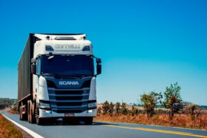 Company driver vs owner operator — semi truck on highway